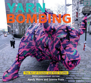 Yarn Bombing - The Art of Crochet and Knit Graffiti: Tenth Anniversary Edition